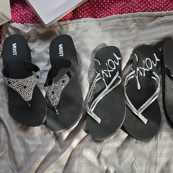 UNIONBAY Black Flip Flops with Pink and Checkered Accents - Picture 2 of 2